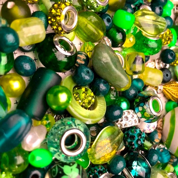 Large GREEN BEADS CHARMS DIY JEWELRY MAKING CRAFTING SUPPLIES BUNDLE MIXED LOT - Picture 6 of 11